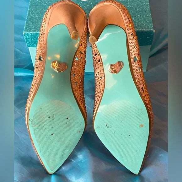 EUC w/box,Blue by Betsey Johnson Elsa Princess pumps,rose gold,ABS crystals, 8 - Picture 9 of 16